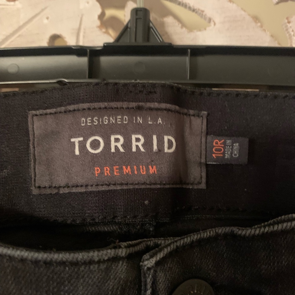 Torrid Premium Black Skinny Distressed Jean; Size: 10 Regular - Picture 4 of 7